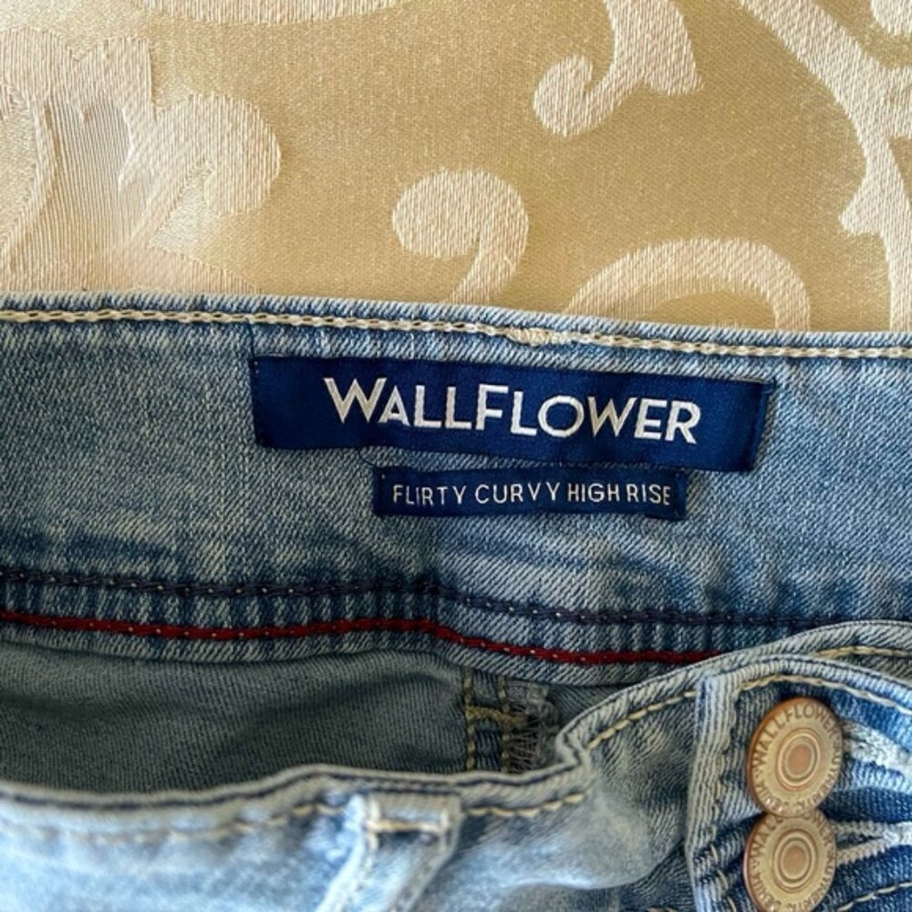 WALLFLOWER Juniors Clothing Bundle of Floral Tops and High Waist Ankle J… - Picture 10 of 15